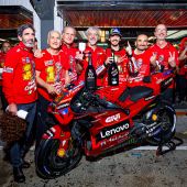 Zum ersten Mal in der MotoGP-Geschichte gewinnt Ducati mit Francesco Bagnaia den zweiten Fahrer-Weltmeistertitel in Folge.